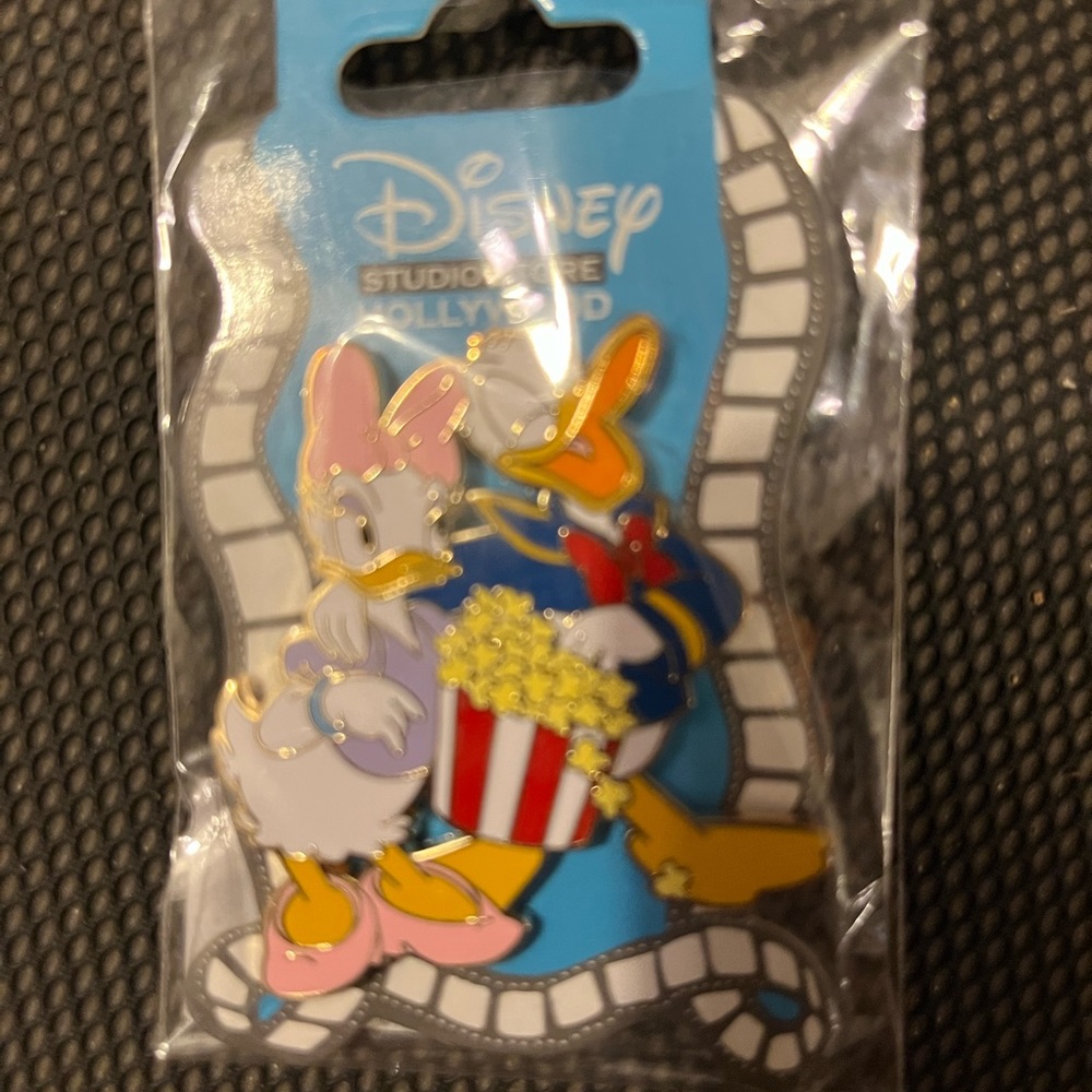 Disney Studio Store Hollywood Donald and Daisy Duck Pin